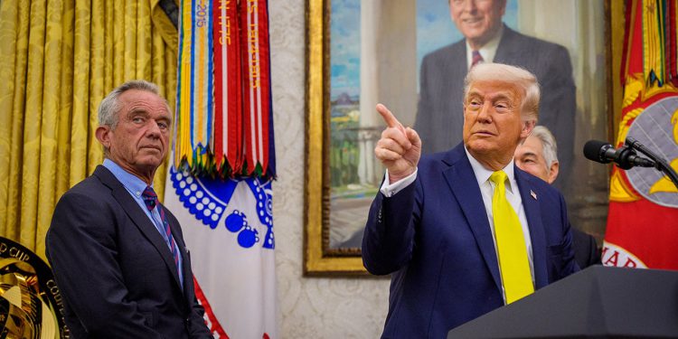 Trump potpisuje izvršnu naredbu usmjerenu na snižavanje cijena lijekova za Amerikance