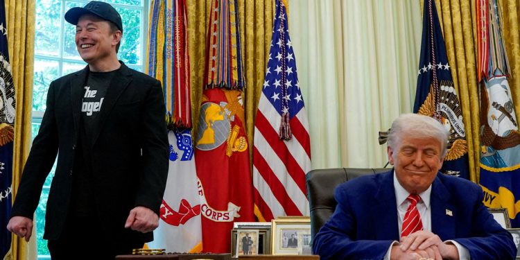 Trump šalje Muska iz Bijele kuće s Gold Keyom dok razgovaraju Diddy Pardon, Macron Slap i Crno oko Teslin Chief -a