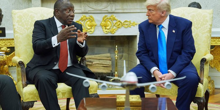 Trump se suoči s Južnoafričkim predsjednikom s videozapisom o liječenju bijelih poljoprivrednika