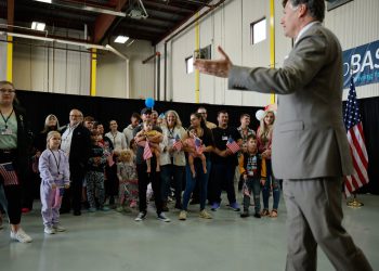 Trump stavlja bijele Južnoafrikance na brzu stazu državljanstva, dok odbacuje sve ostale izbjeglice: “kao suptilno kao zračni napad”