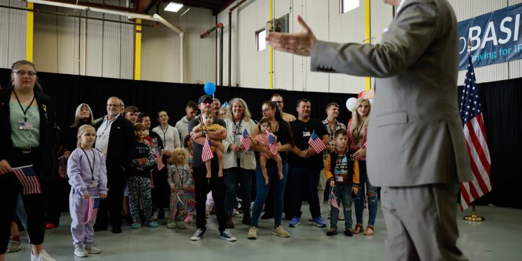 Trump stavlja bijele Južnoafrikance na brzu stazu državljanstva, dok odbacuje sve ostale izbjeglice: “kao suptilno kao zračni napad”