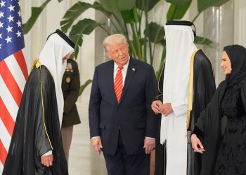 Trump upozorava na “nasilni tečaj” za Iran prije nego što se uputi u Ujedinjene Arapske Emirate na AI razgovore: Ažuriranja uživo