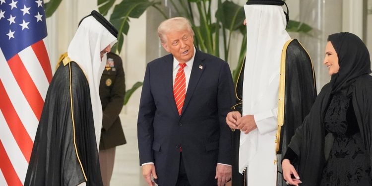 Trump upozorava na “nasilni tečaj” za Iran prije nego što se uputi u Ujedinjene Arapske Emirate na AI razgovore: Ažuriranja uživo