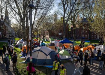Trump zabranjuje Harvard od prihvaćanja stranih studenata – RT World News