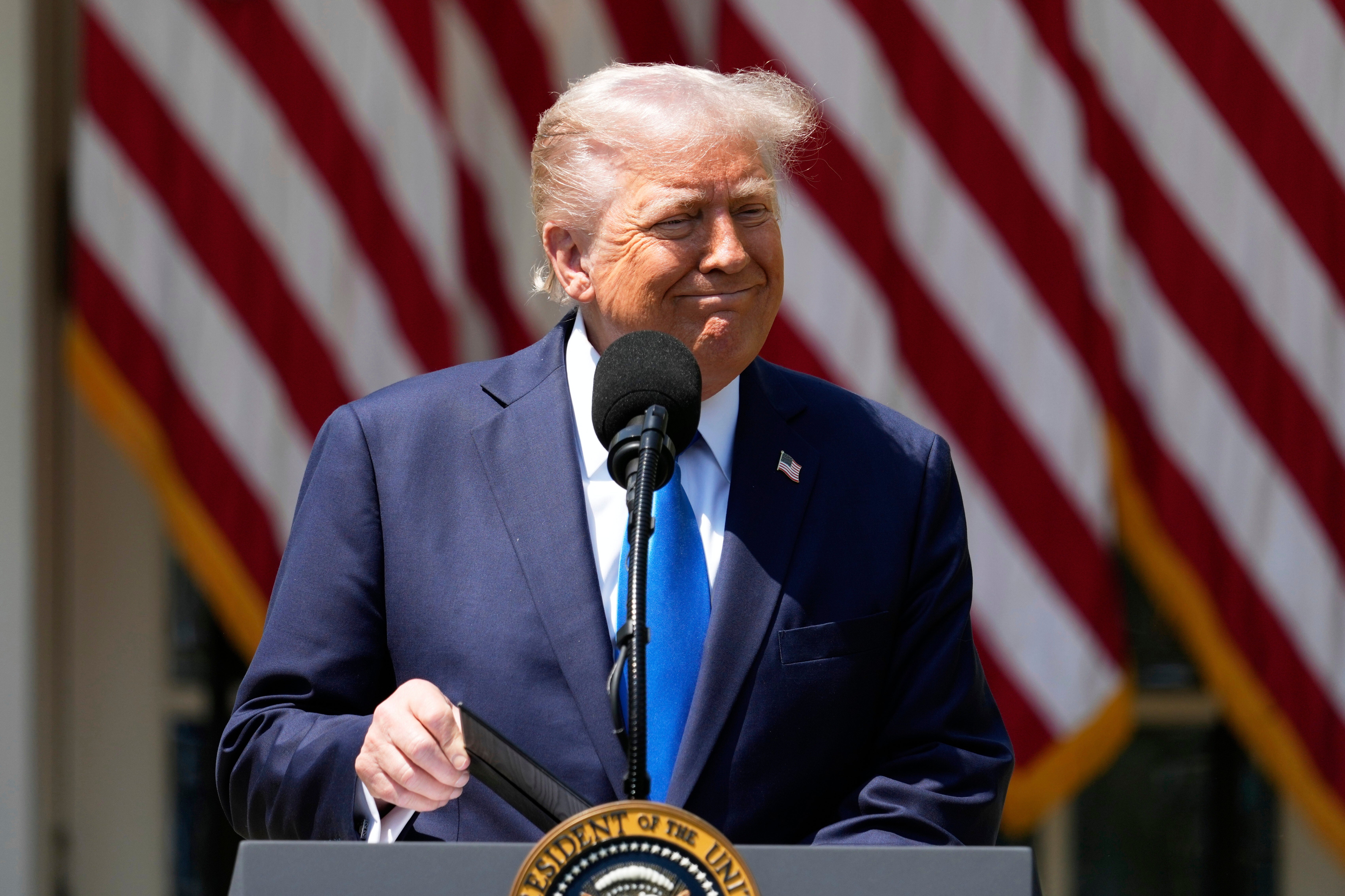 To dolazi nakon što je Trump u utorak potpisao izvršne naredbe za opuštanje nekih njegovih pokrivača od 25 posto tarifa na automobile i auto dijelove, nakon što su uvozni porezi zaprijetili da će povrijediti domaće proizvođače poput GM -a