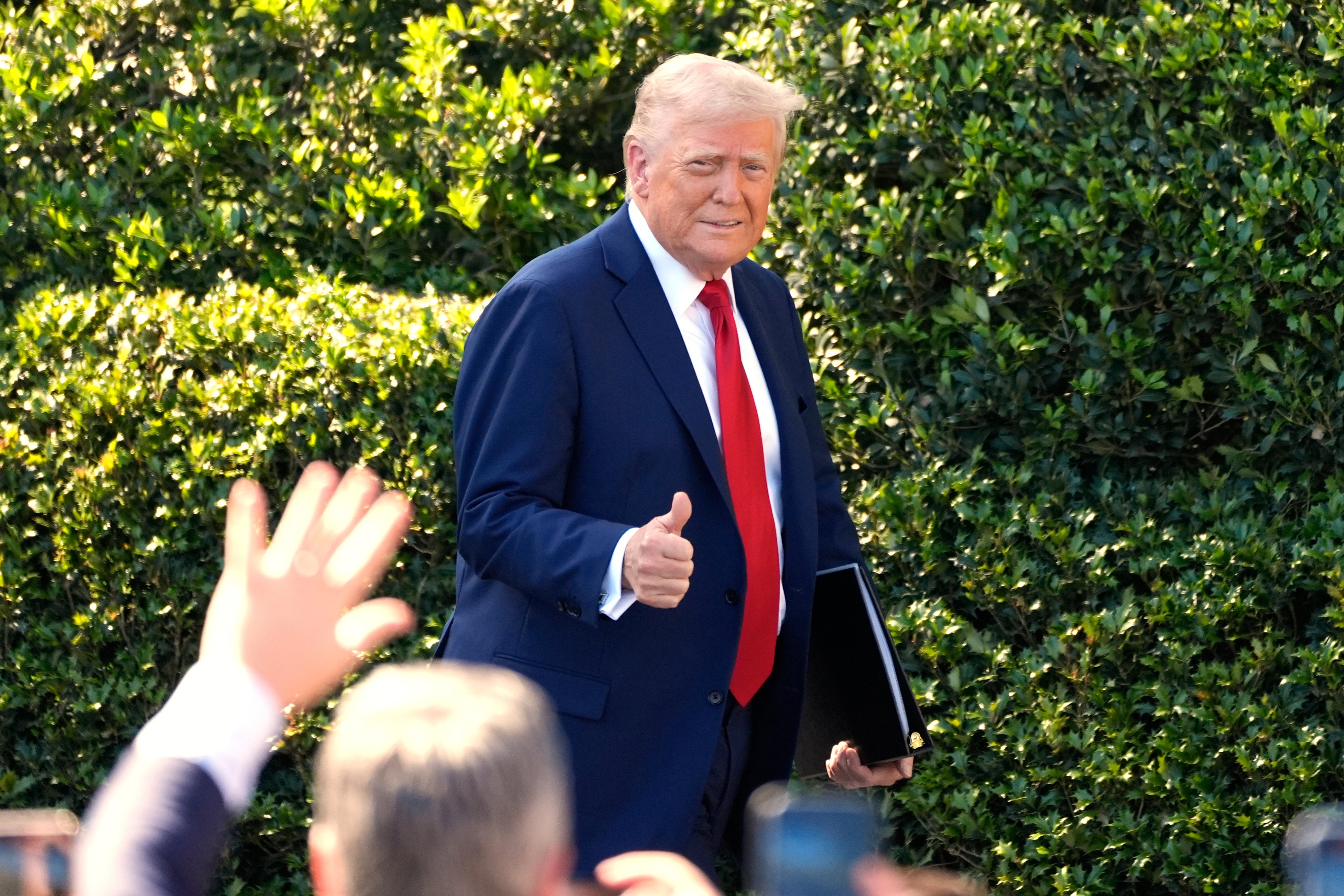 Predsjednik Donald Trump želi obnoviti svoja smanjenja poreza za 2017. godinu, ali neki su republikanci zabrinuti da bi to moglo dodati trilijune državnom dugu u sljedećih 10 godina