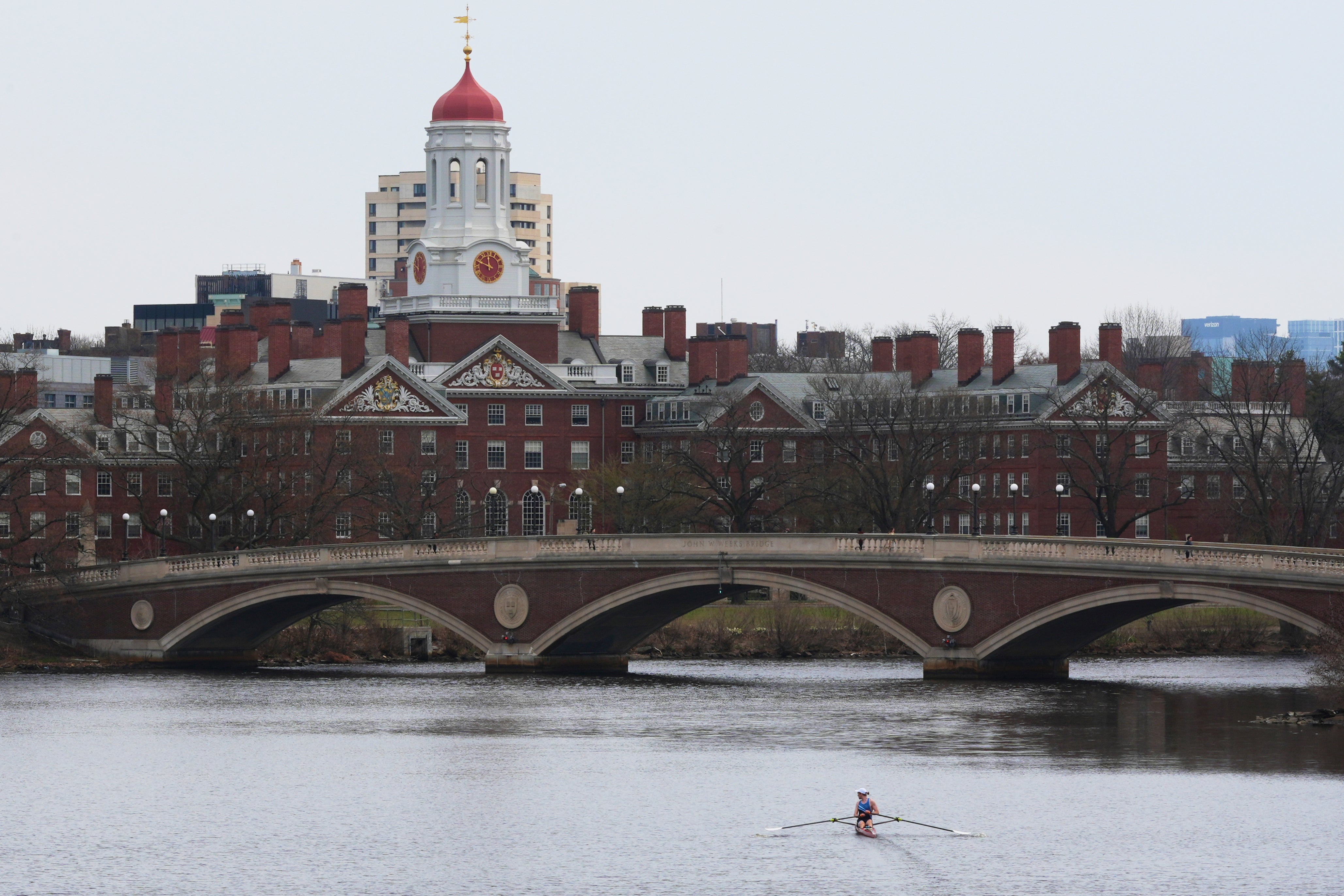 Sculler se spušta niz rijeku Charles u blizini Sveučilišta Harvard u Cambridgeu, Massachusetts