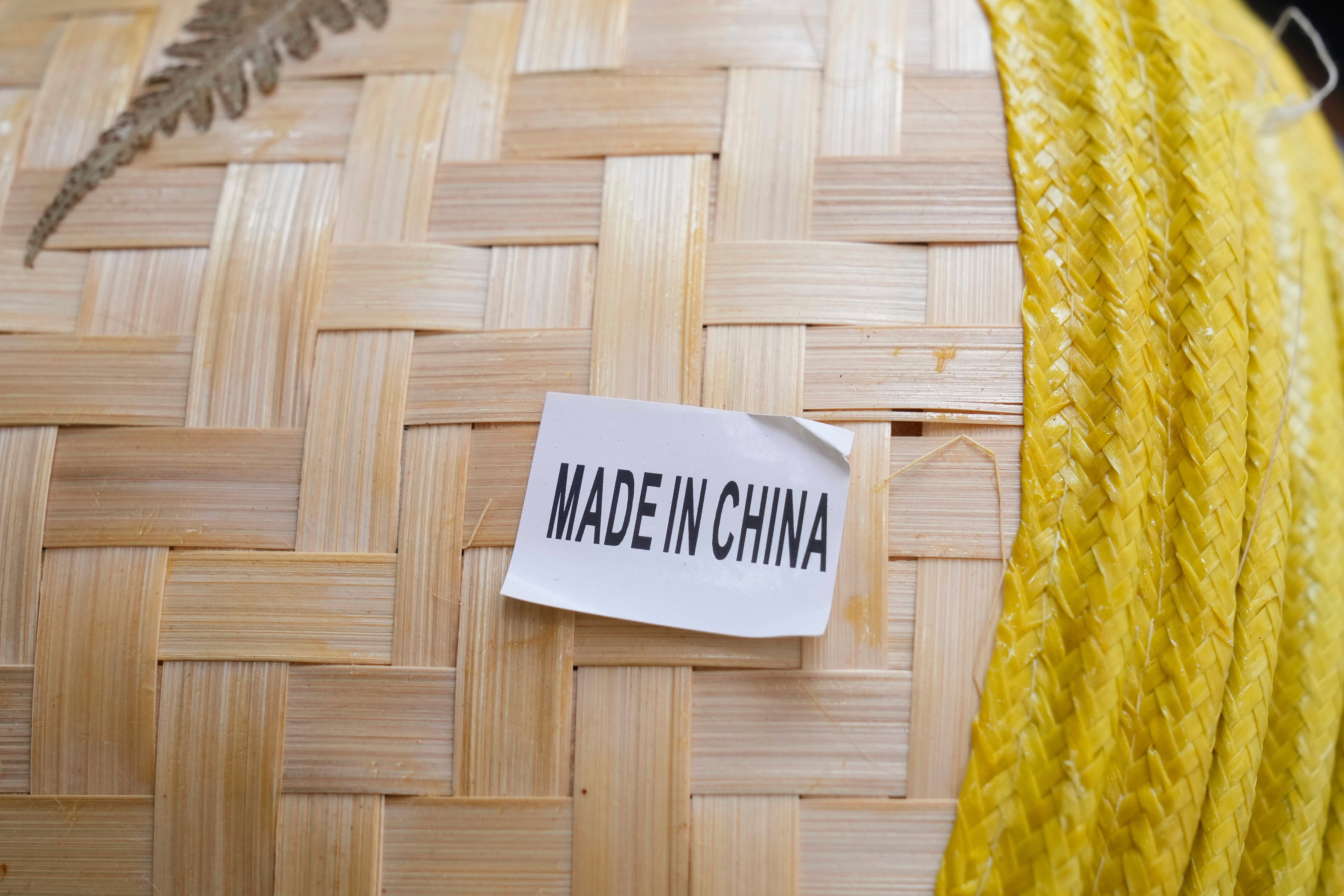 Datoteka - Naljepnica Made in China prikazana je na šeširu u trgovini u kineskoj četvrti u San Franciscu, 18. travnja 2025. (AP Photo/Jeff Chiu, File)