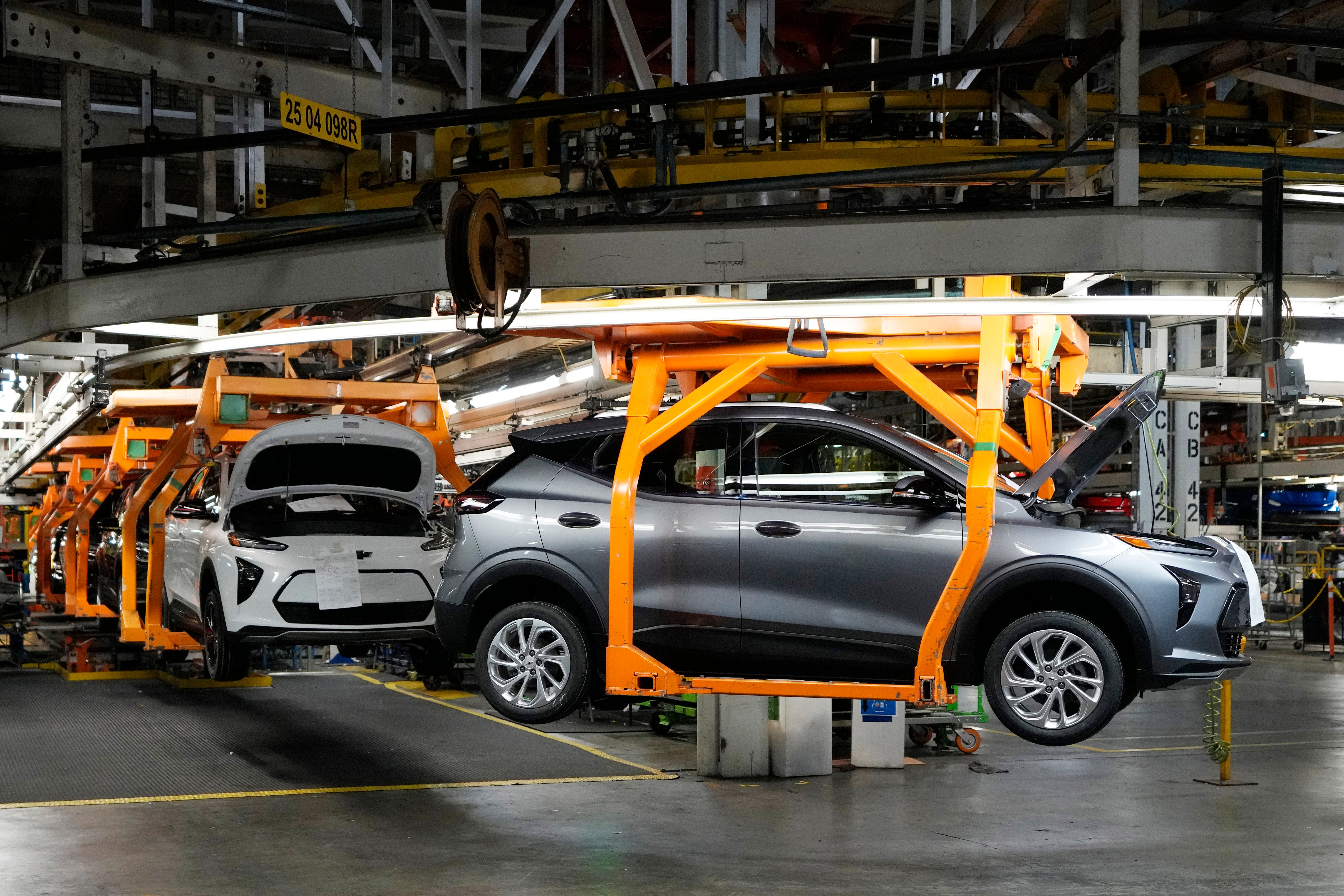 General Motors kaže da će ispad uzrokovani kaotičnim globalnim tarifama Donalda Trumpa povećati svoje godišnje troškove do pet milijardi dolara. U četvrtak je GM rekao da želi smanjiti troškove i raditi s dobavljačima na povećanju domaće proizvodnje i dijelova i komponenti