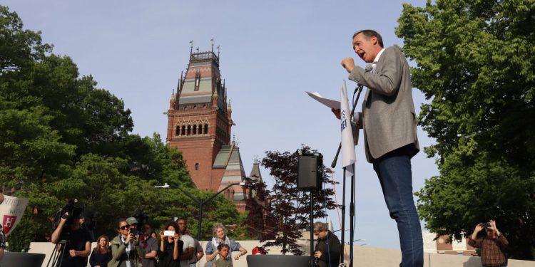 Trumpova administracija prelazi na smanjenje 100 milijuna dolara saveznih ugovora za Harvard