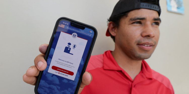 Trumpova administracija šalje 68 imigranata natrag u Honduras i Kolumbiju na prvi let za samo-odustajanje