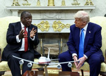 Trumpovo ćelavo mjesto tijekom sastanka Ovalnog ureda privlači smijeh na društvenim medijima