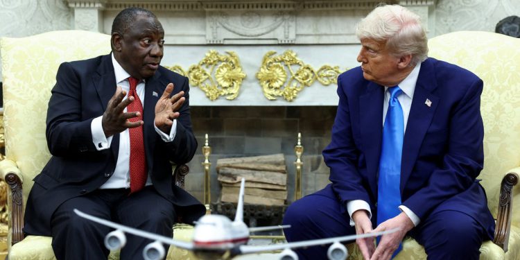 Trumpovo ćelavo mjesto tijekom sastanka Ovalnog ureda privlači smijeh na društvenim medijima