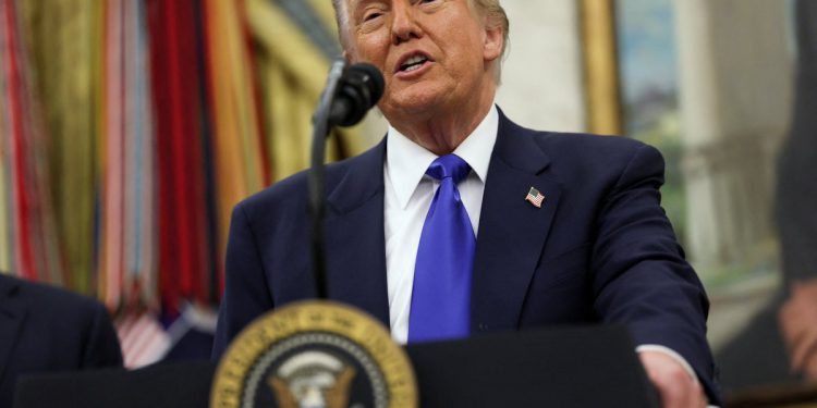 Tvrtke ostavljaju više radnih mjesta neispunjenih jer ekonomske brige postižu pauzu na korporativnoj potrošnji