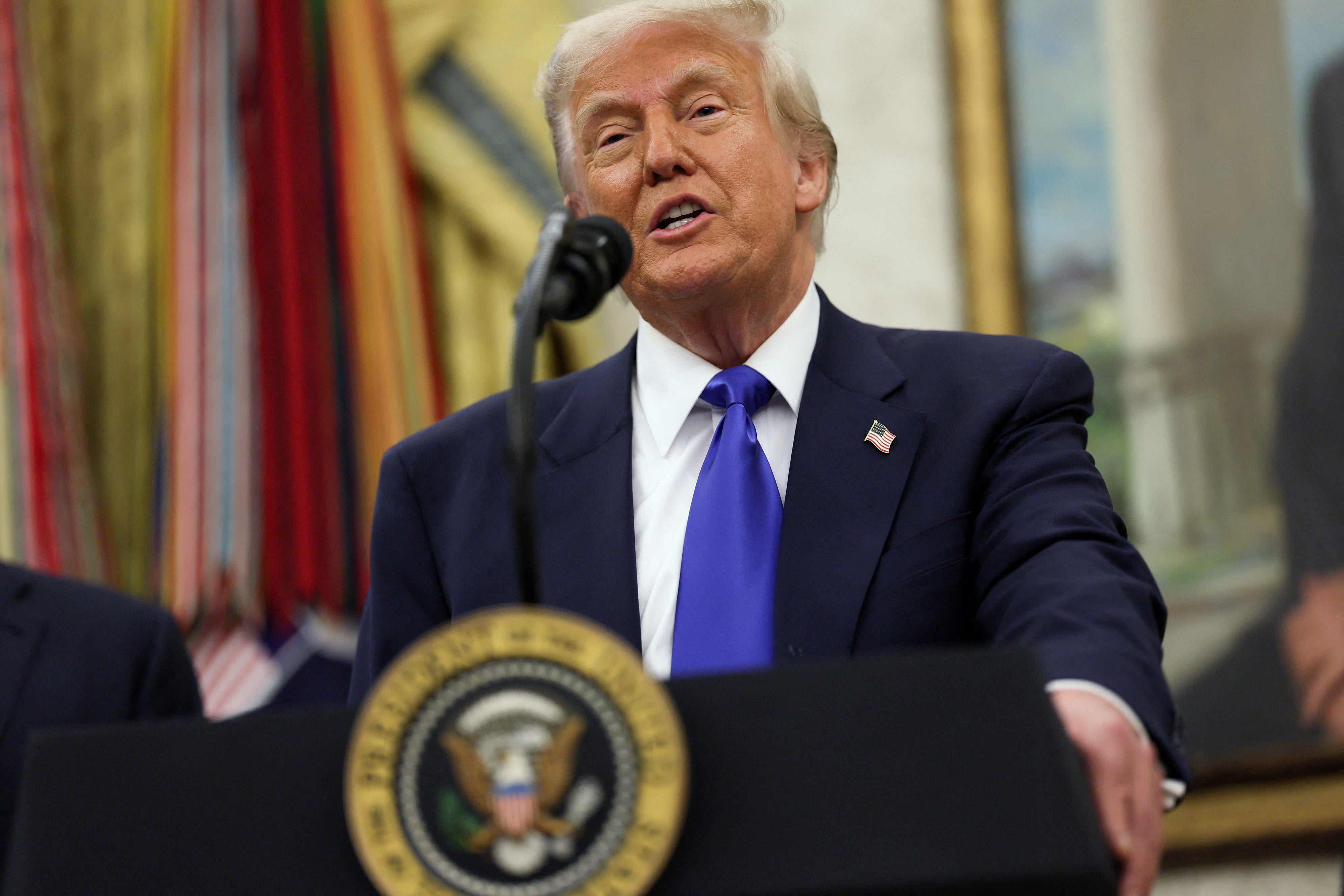Glavni poslodavci ostavljaju više radnih mjesta praznim i zaustavljajući zapošljavanje jer se ekonomski problemi povećavaju usred globalnog trgovinskog rata predsjednika Donalda Trumpa