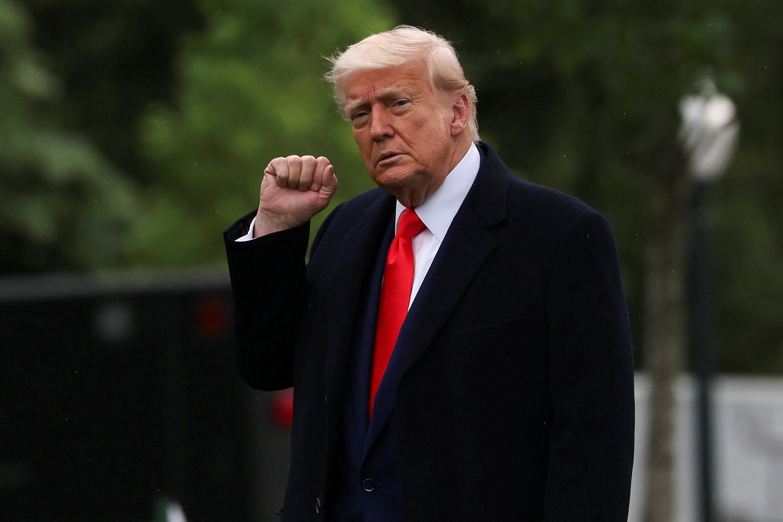Donald Trump prisustvuje večeri za Top 220 kupaca svog meme kovanica, na kojem su se nalazili Subpar Food i on koji je govorio iz lectern ukrašenog predsjedničkom pečatom.