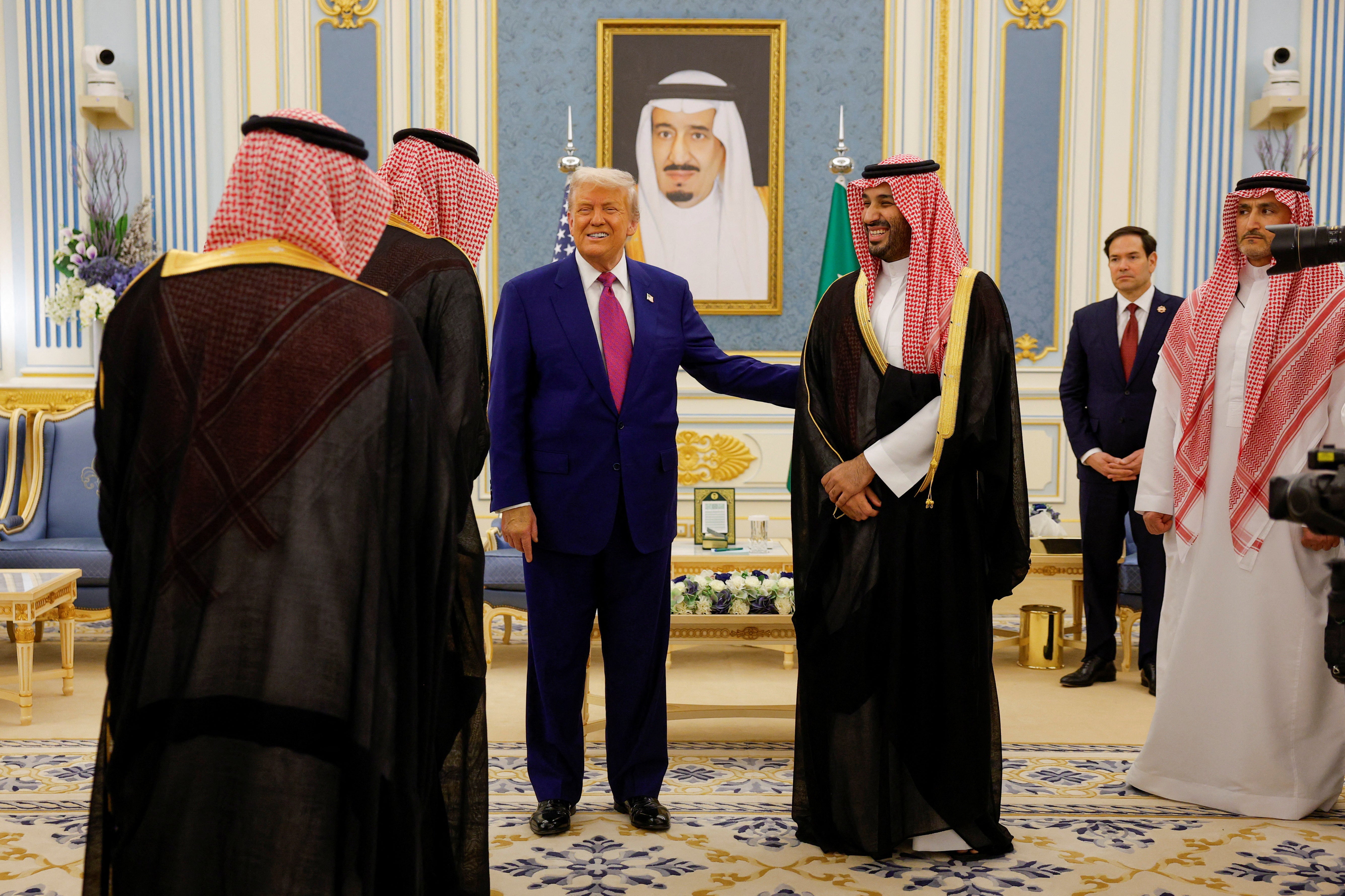 Američki predsjednik Donald Trump kaže da bi mogao prekinuti svoj vrtložni obilazak zaljeva kako bi prisustvovao razgovorima u Turskoj
