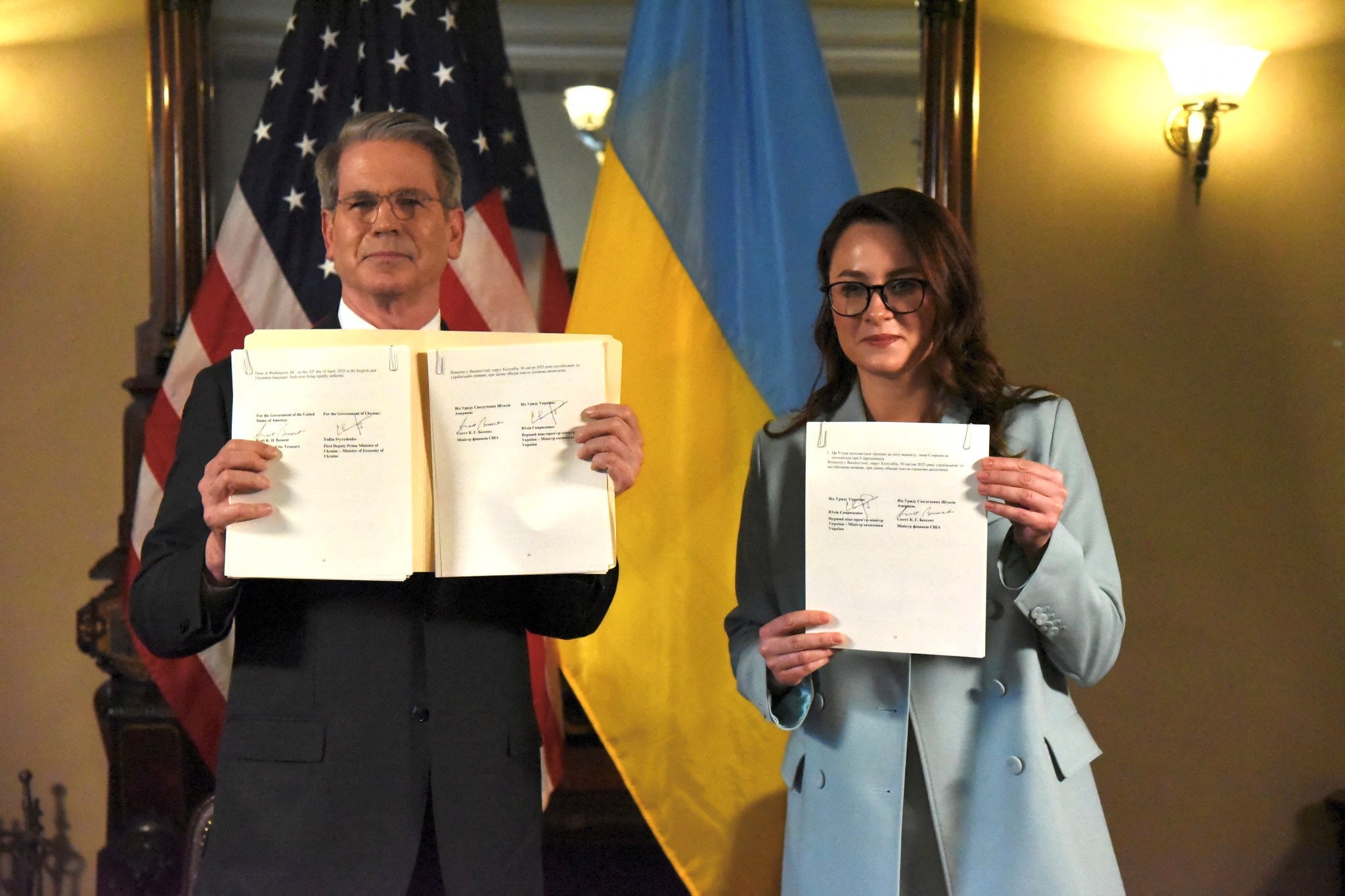NAS. Sekretar riznice Scott Bessent i ukrajinski prvi zamjenik premijera Yulia Syrydenko pozira nakon potpisivanja sporazuma
