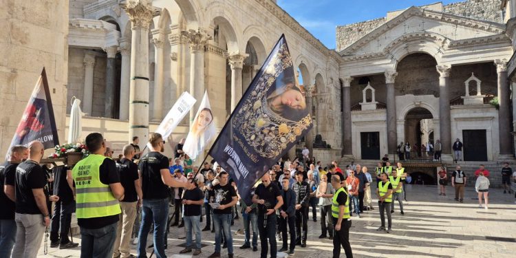 U centru Splita ‘Marijini ratnici’ opet mole za čednost!
