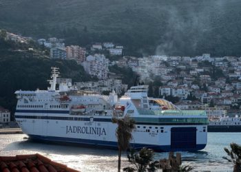 U grušku luku prvi put ove godine uplovio brod Dalmacija (FOTO/VIDEO)