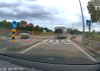 UHVAĆEN VOZAČ SA SNIMKE Kroz kružni tok na Krku vozio u pogrešnom smjeru bez vozačke dozvole!