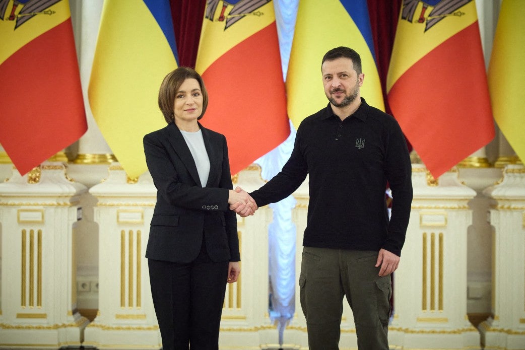 Ukrajinski predsjednik Volodymyr Zelensky rukuje se s predsjednikom Molduje Maia Sandu. Moldava, koju su okupirale ruske trupe, nije član NATO -a
