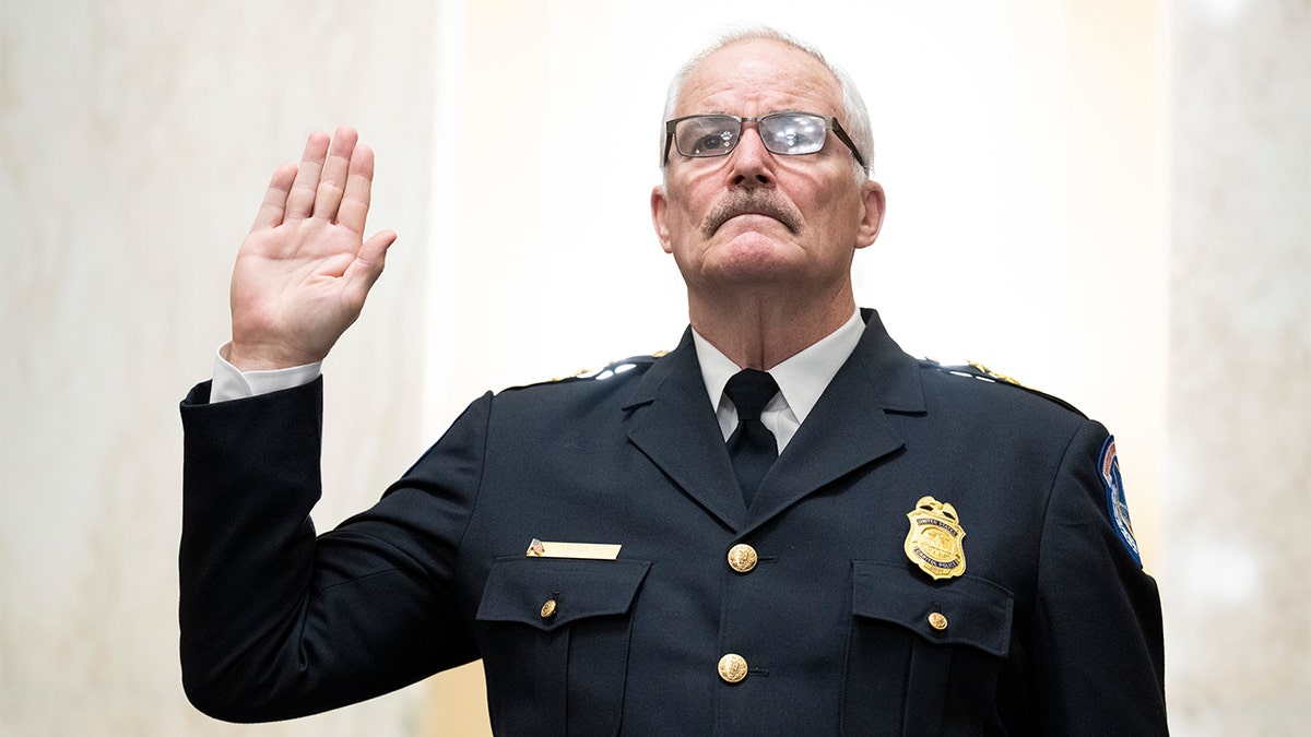 Šef policije američkog Kapitola Tom Manger zakleo se da će svjedočiti prije saslušanja Senata i upravnog odbora za nadzor nad nadzorom 6. siječnja 2021., napad na Kapitol u srijedu, 5. siječnja 2022., u Washingtonu. Manger je zvučao na pomilovanje predsjednika Donalda Trumpa o optuženima 6. siječnja.