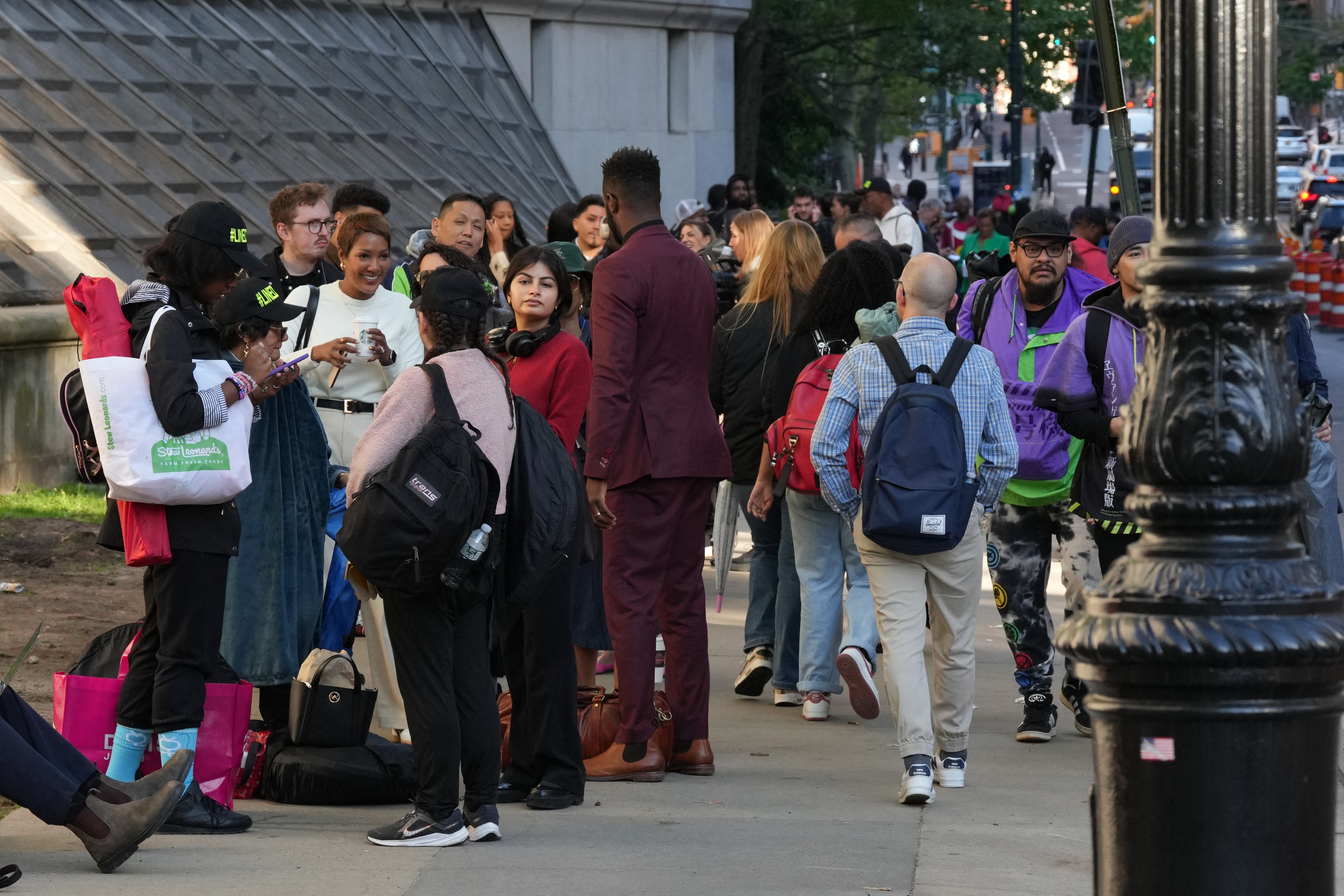 Gledatelji i članovi medija postrojili su se izvan saveznog suda na Manhattanu već u noći prije da su prisustvovali prvom danu suđenja