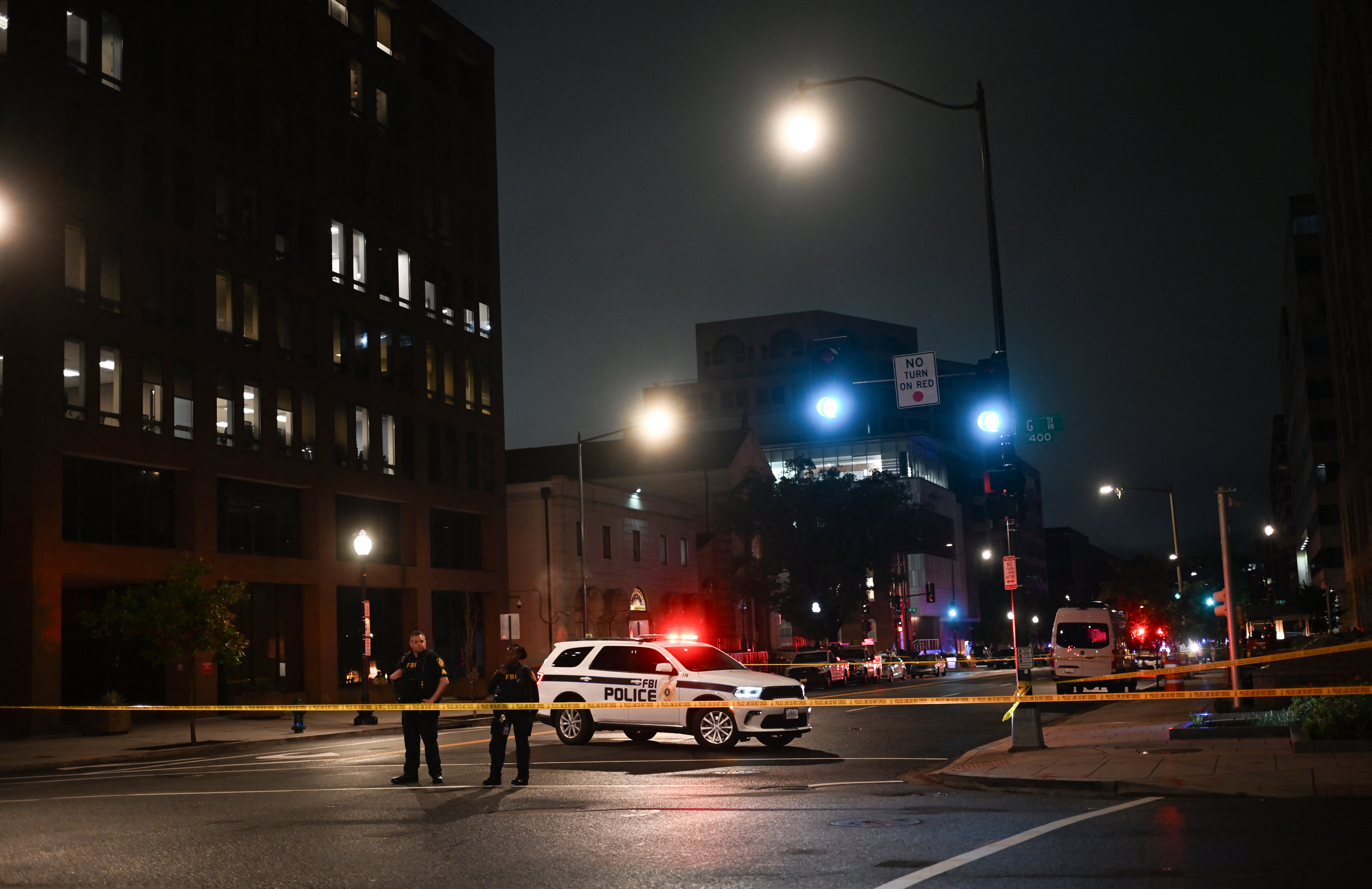 Agenti FBI -a Cordon s mjesta događaja ispred glavnog židovskog muzeja nakon pucnjave