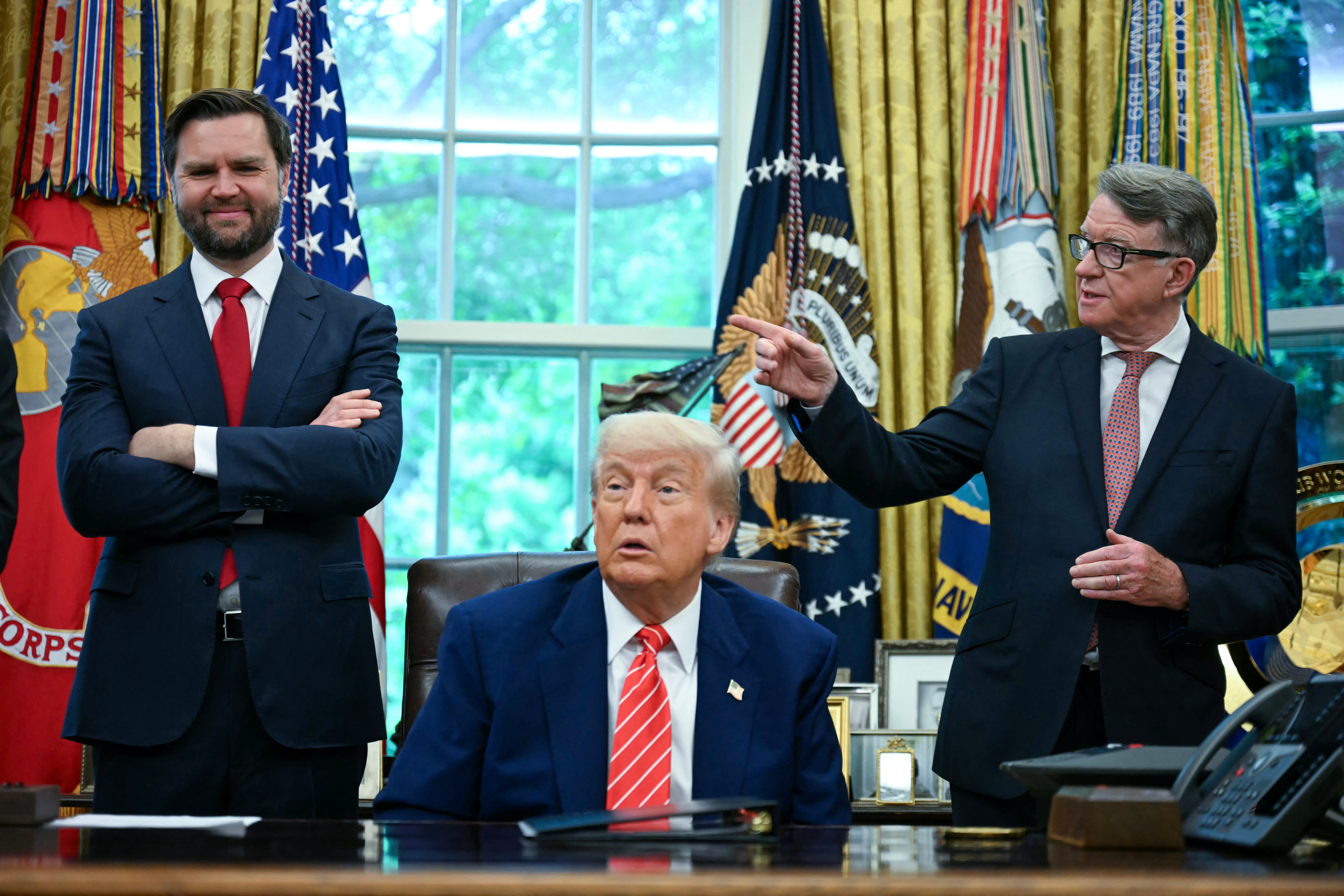 Predsjednik Donald Trump slikao se s potpredsjednikom JD Vance i britanskim veleposlanikom u SAD -u Peteru Mandelsonu ubrzo nakon što je SAD sklopio trgovinski sporazum s Velikom Britanije