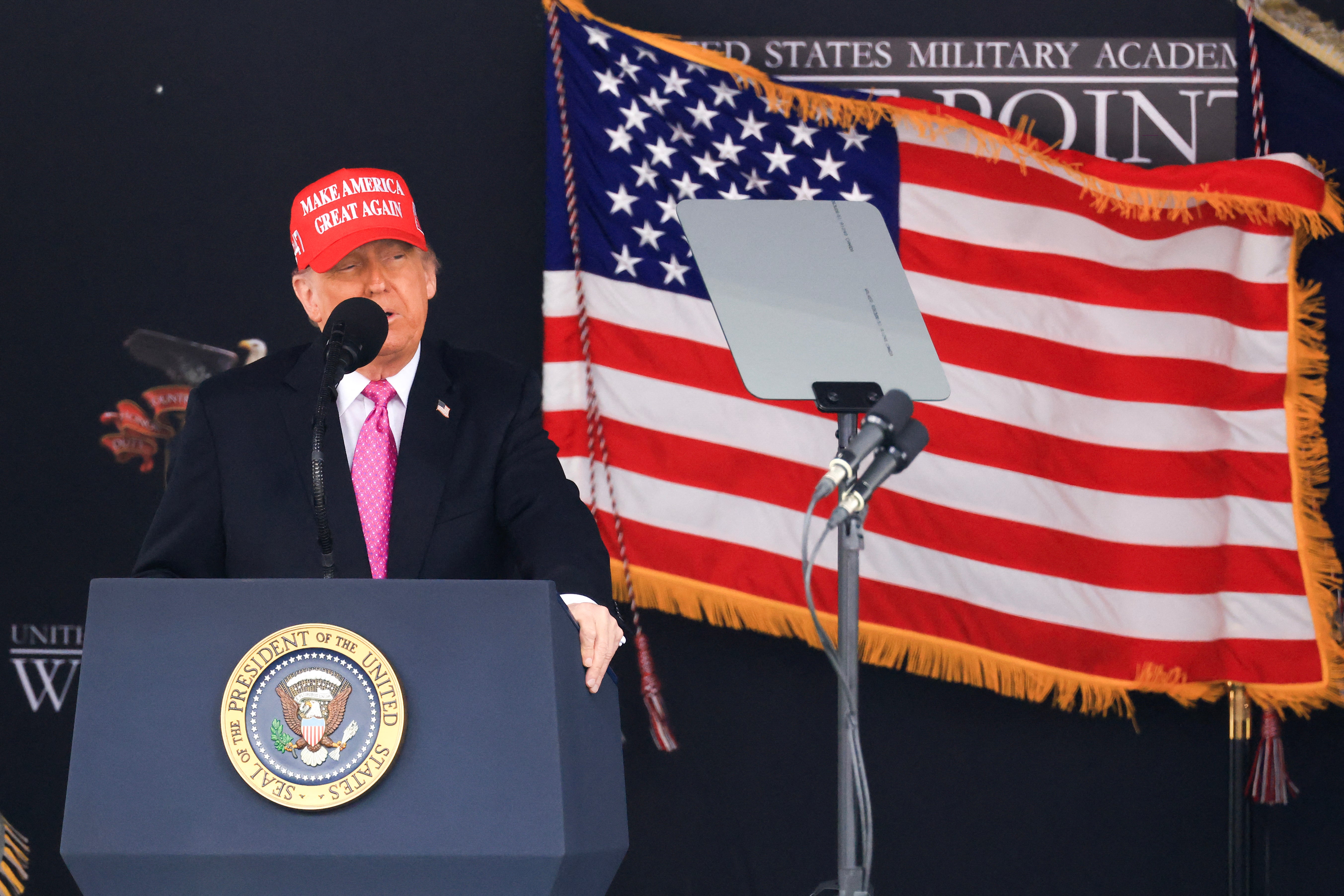 Trump čita iz svog Autocuea u West Point -u. Preusmjerio se iz svojih pripremljenih primjedbi u više navrata