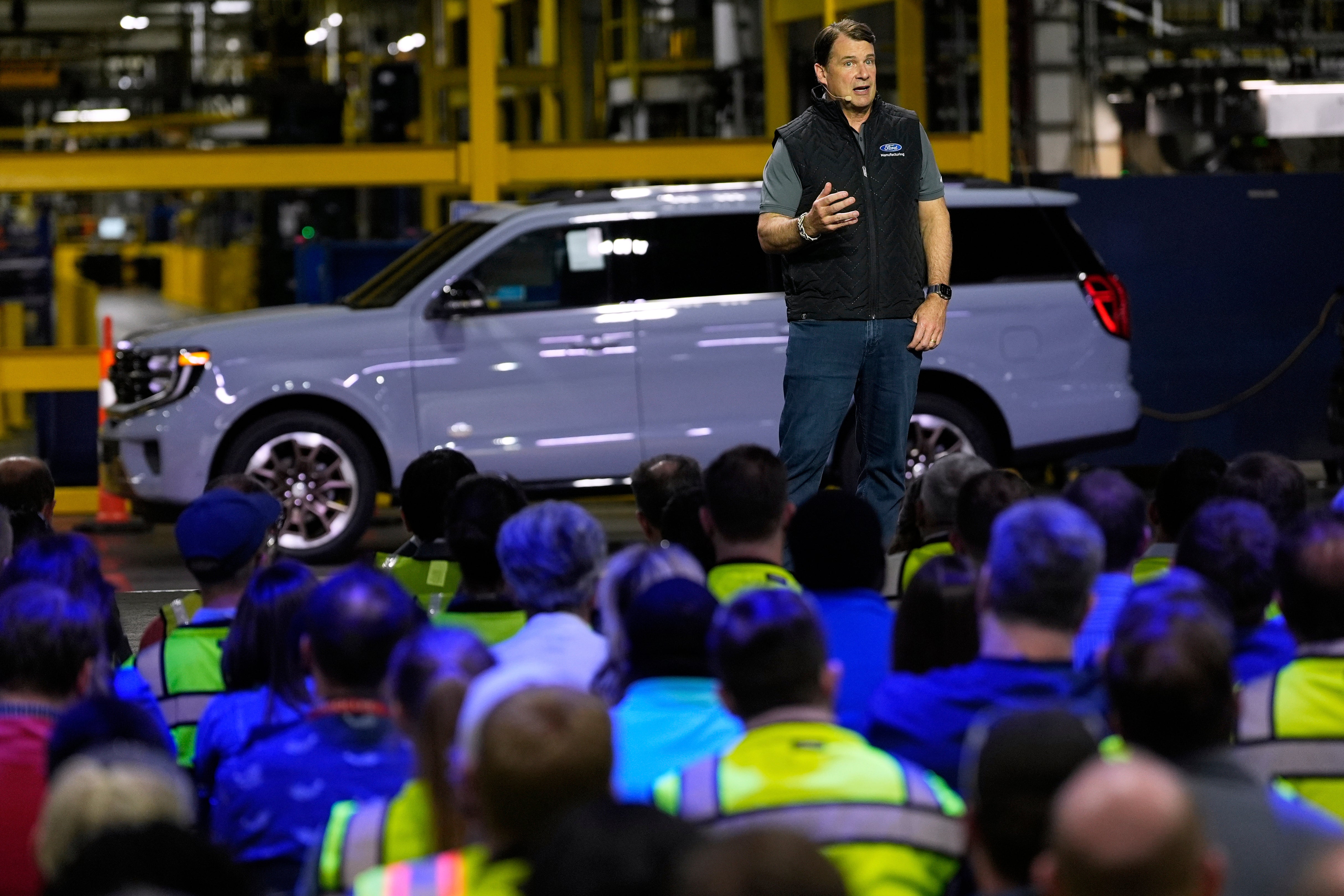 Jim Farley, predsjednik i izvršni direktor Forda, govori u tvornici kamiona Ford Motor Company Kentucky kako bi pokrenuo Fordovu ekspediciju 2025., u srijedu, 30. travnja 2025., u Louisvilleu, KY.