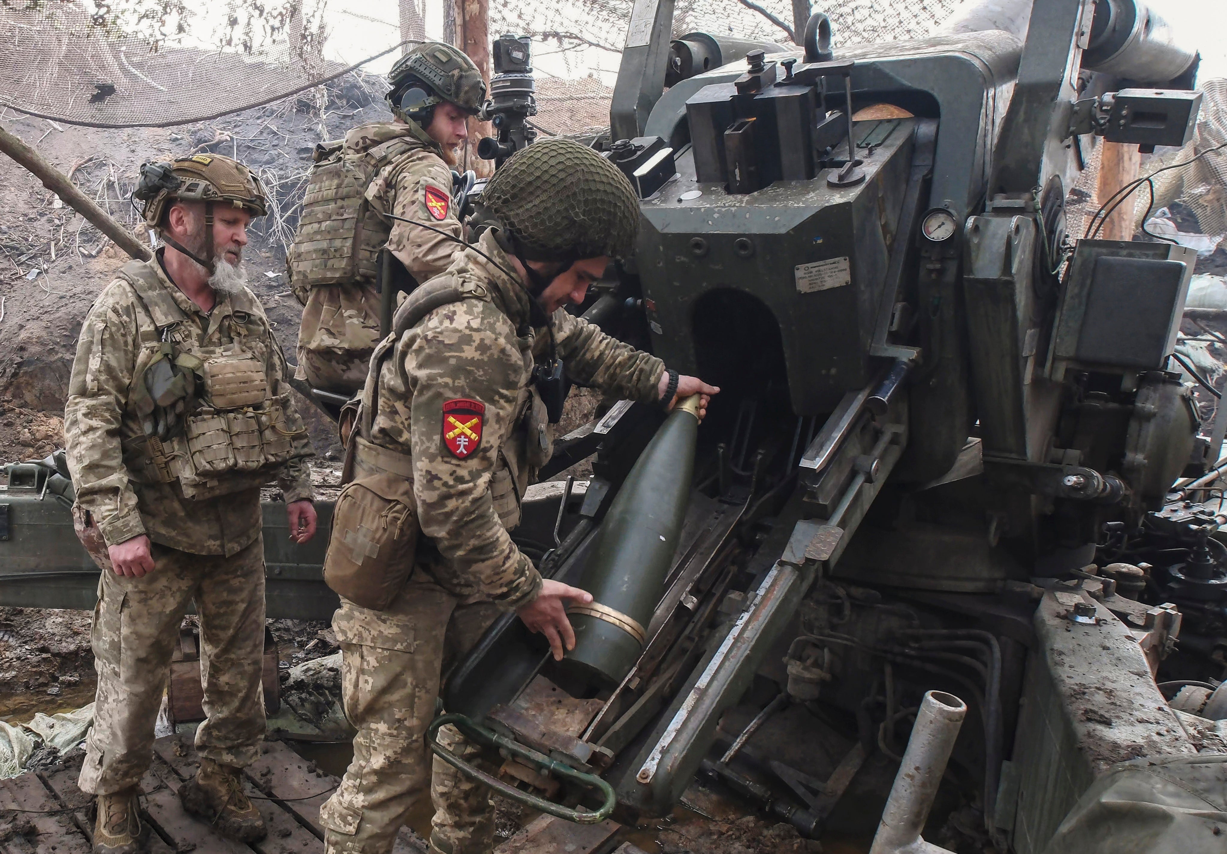 Ukrainian forces operate a howitzer along a front line in the Zaporizhia area