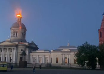 Ukrajinski napad uništava rusku crkvenu kupolu (video) – RT Rusija i bivši Sovjetski Savez