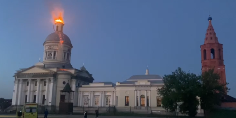 Ukrajinski napad uništava rusku crkvenu kupolu (video) – RT Rusija i bivši Sovjetski Savez