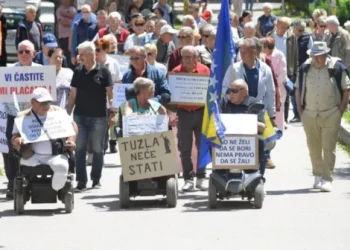 Umirovljenici u Tuzli prosvjedovali zbog niskih mirovina