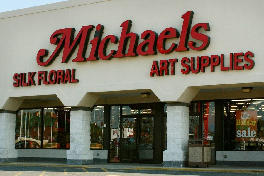 Michaels je u srijedu dočekao Joann kupce na svojoj web stranici u divljačkom postu jer će suparnik Joann do kraja svibnja zatvoriti svih svojih 800 trgovina.