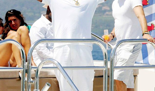 Unutar Diddyjevog prvog Dana sjećanja iza rešetaka dok zamjenjuje jahte zabave za igre zatvorskih karata