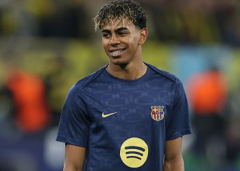 Urnebesni trenutak Lamine Yamal daje lažno ime ženi koja je zamolila zvijezdu Barcelone da se fotografira – prije nego što shvatite da je to tinejdžerska senzacija