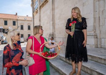 Uz Majčin dan: Dubrovački mostovci darivali mame na Stradunu (FOTO)