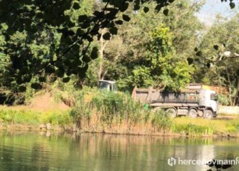 VIDEO Bageri u zaštićenom vodnom pojasu rijeke Krupe kod Čapljine, provjerava se legalnost zahvata i tko je investitor