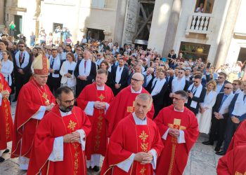 [VIDEO] KRENULA JE TRADICIONALNA PROCESIJA Brojni građani i visoki gosti stigli u centar, šušur je u Marmontovoj, na Rivi, na Pjaci…