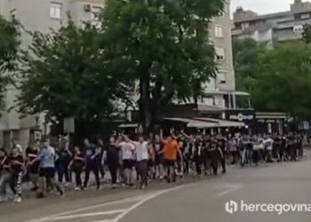 VIDEO Mostarski maturanti prkose zabrani, prošli ulicama Mostara