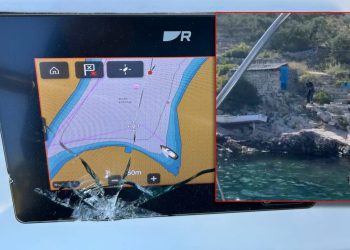 VIDEO POTPUNOG LUDILA Tip kraj Vele Luke kamenovao turiste na jedrilici i vikao da će ih ubiti!