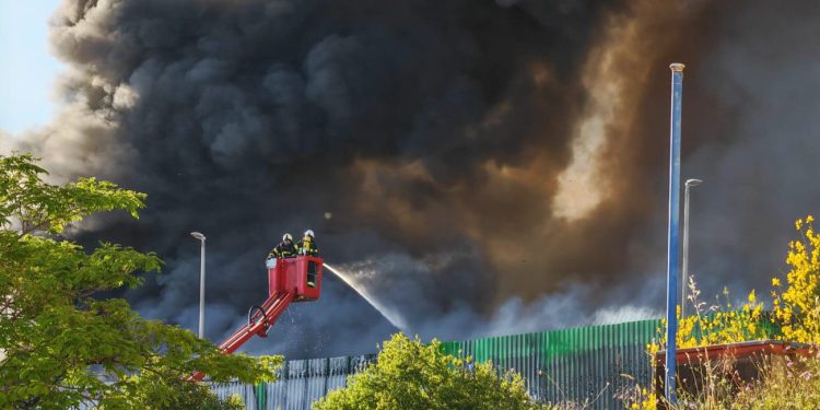VIDEO POŽARA IZBLIZA: Dramatična borba vatrogasaca protiv plamena u Kaštel Sućurcu