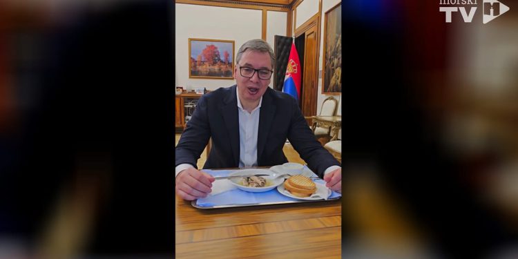 VIDEO Vučić snimio bizaran video kako jede sadržaj riblje konzerve: “Ove sardine će me dodatno ojačati!”