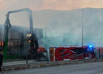 VIDEO/FOTO I dalje traje borba vatrogasaca u Kaštelima! Grajfer uklanja metalne krovove, požar u skladištu još nije ugašen