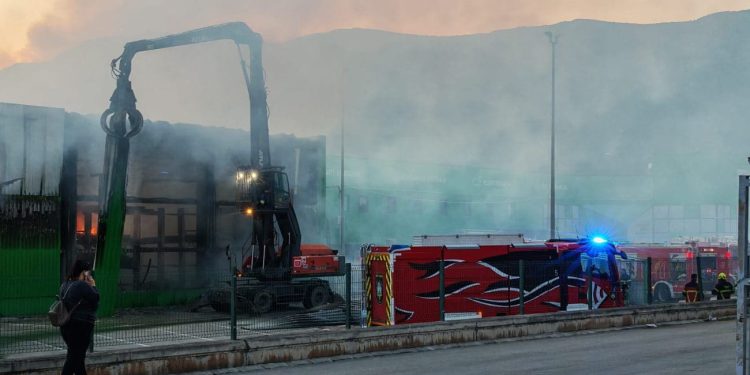 VIDEO/FOTO I dalje traje borba vatrogasaca u Kaštelima! Grajfer uklanja metalne krovove, požar u skladištu još nije ugašen