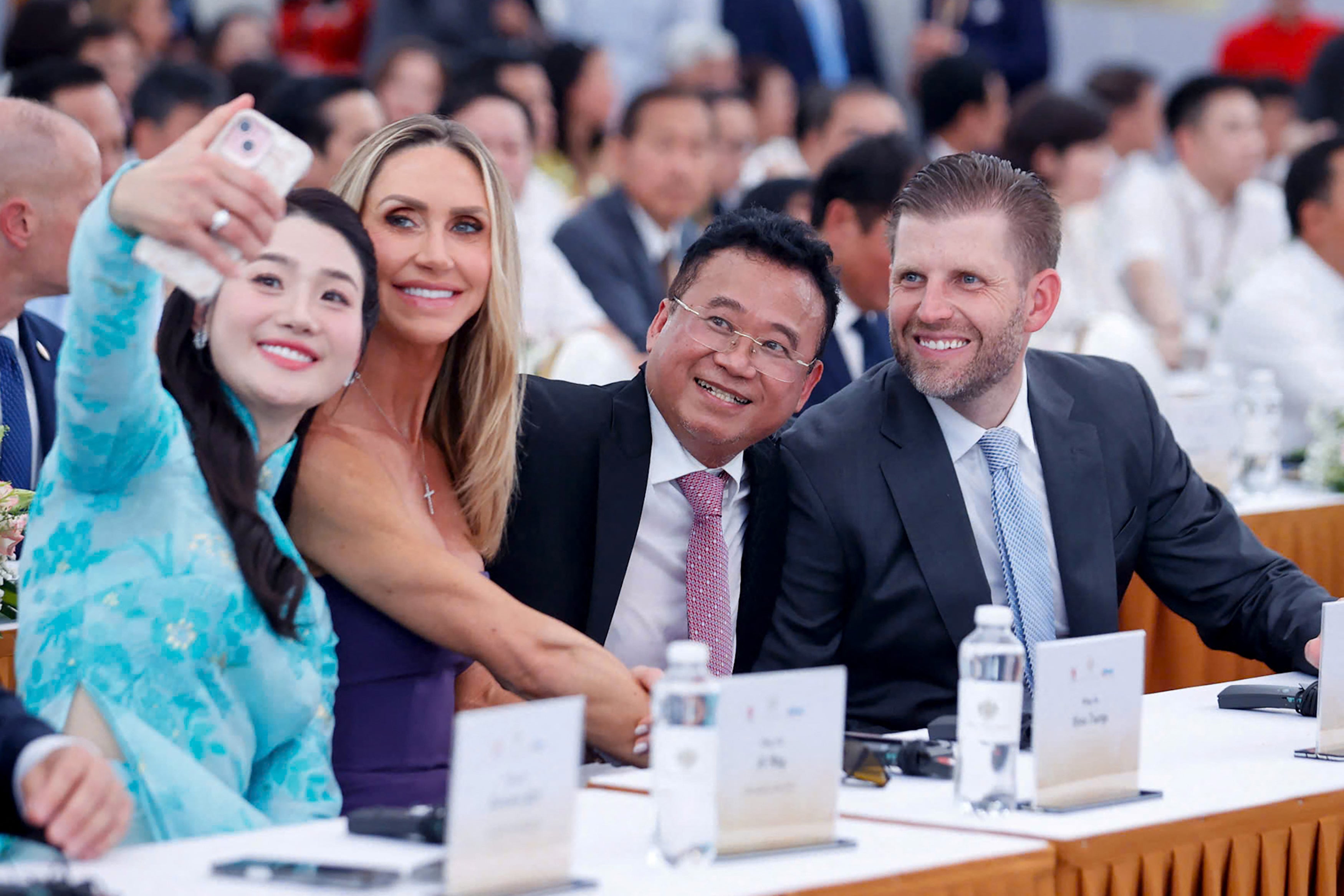 Eric Trump i njegova supruga Lara poziraju za selfie na revolucionarnoj ceremoniji za Trump International, Hung Yen Resort i Projekt golf terena u provinciji Hung Yen 21. svibnja 2025.