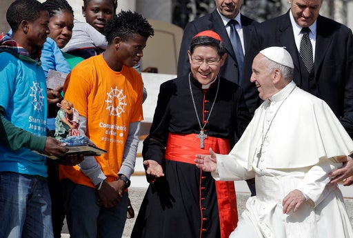 Francis pozdravlja Tagle, tadašnji nadbiskup Manile i grupu migranata, tijekom svoje tjedne opće publike u Vatikanu, rujan 2017